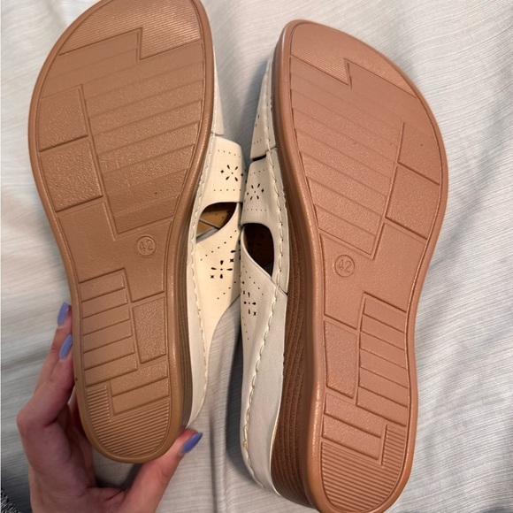 Women's Cream Sandals - Picture 3 of 3